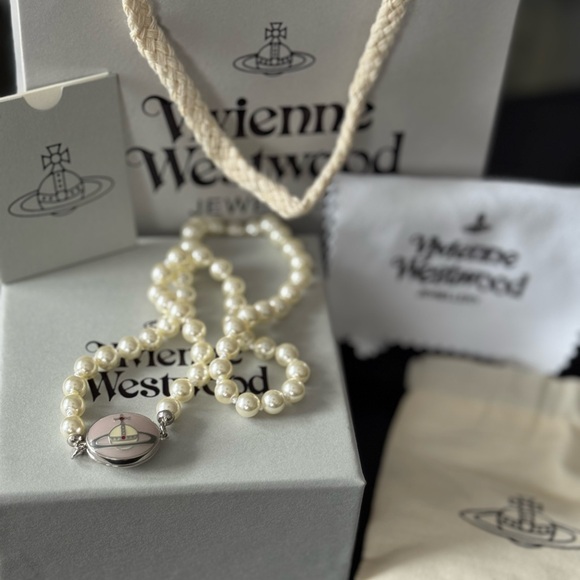 Vivienne Westwood Jewelry - Vivienne Westwood Loelia Pearl Necklace ✨